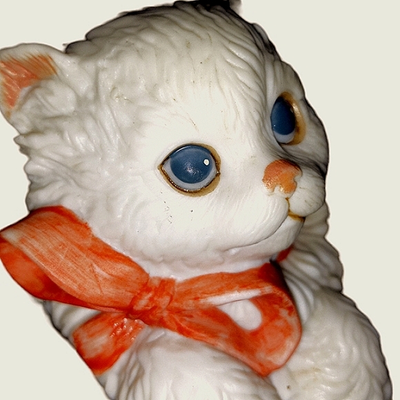 VINTAGE G G SANTIAGO CHRISTMAS COLLECTIBLE. A White Kitten in a Shoe! - Picture 6 of 12